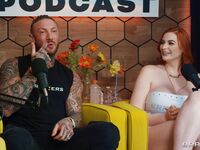 Tatoeage meisjes Abigail Morris en Toochi Kash delen de rode wolf