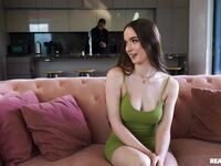 Hazel Moore's harige poesje is geplant op een gigantische zwarte lul