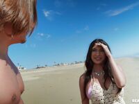 Het verleidelijke strand meisje Reyna Belle is geneukt door de langharige man