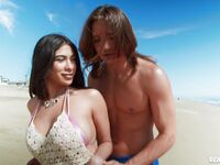 Het verleidelijke strand meisje Reyna Belle is geneukt door de langharige man