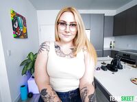 Blonde teef Gracie Squirts haalt de diepe keel trucs
