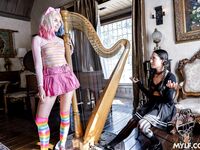 Freya Von Doom en Claire Roos neuken elkaar als het einde van de wereld