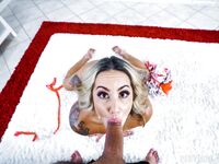 De getatoeëerde huisvrouw geniet Misty Meaner's poesje geneukt
