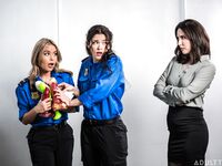 Casey Calvert, Victoria Voxxx en Nicole Aria scheuren poesjes met enorme nep lullen