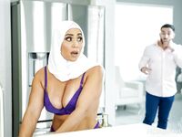 Bootylicious Arabische milf Carmela Clutch krijgt zijn ballen diep in de haan