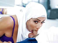 Bootylicious Arabische milf Carmela Clutch krijgt zijn ballen diep in de haan