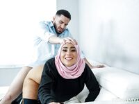 Bootylicious Arabische milf Carmela Clutch krijgt zijn ballen diep in de haan
