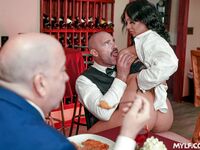 Londen Rose neukt de ober voor haar man in het restaurant