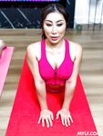 Nicole Doshi, mooi verkloot op de yoga mat