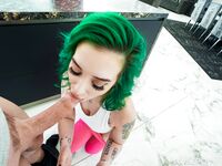 Groenharige Gia Paige met piercing tepels in POV in foto's