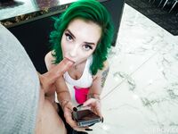 Groenharige Gia Paige met piercing tepels in POV in foto's