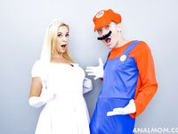 Anal-liefhebbende moeder Sophia West krijgt geneukt hard in bed