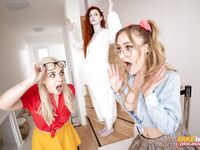 Katy Rose, Ivy Maddox en Ellie Shou is wild in de woonkamer