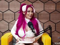 Pink-harige teef in kousen serveert twee enorme lullen