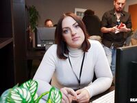 Lucy Lotus behandelt een zwarte man met een baard in de klas