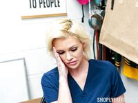 Verleidelijke kleptomaan MILF Charli Phoenix geneukt door een brutale bewaker