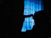 Maddy may szétnyitja punciajkait és beengedi a kemény faszt
