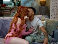 Lauren phillips szopja a fiatal fekete mostohafiat a nappaliban