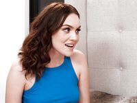 Freya parker mutogatja szűk punciját a kamerának mielőtt megdugják