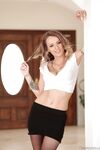 Natasha starr met de prachtige euro milf strippen van de camera met Tony Martinez
