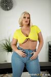 Julie's geld is een dikke blonde volwassen vrouw geneukt in anaal door een brutale masseur