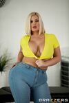 Julie's geld is een dikke blonde volwassen vrouw geneukt in anaal door een brutale masseur