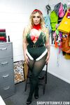 Stoute Kerst Milfs Sofia Locke en Mia James gestraft voor diefstal