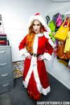 Stoute Kerst Milfs Sofia Locke en Mia James gestraft voor diefstal