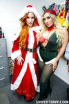Stoute Kerst Milfs Sofia Locke en Mia James gestraft voor diefstal