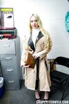 Stout blond milf naomi ryder krijgt de moeilijke tijd voor stelen