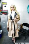 Stout blond milf naomi ryder krijgt de moeilijke tijd voor stelen