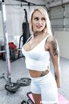 Stephanie houdt van de fitness mylf hard geneukt door haar personal trainer