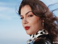 Italiaanse koningin Valentina slikt de twee bps in nappiaanse kelen en borstels hard op het buitenleven