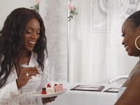 Twee nymfomane zwarte lesbiennes zijn wild neuken elkaar op de bank met ana foxxx en Elsie