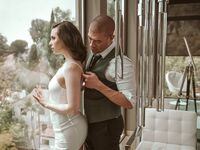 Casey Calvert likt zijn geschoren poesje en neukt hard met de mooie hengst xander corvus