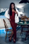 Kira noir en Jane wilde wilde lesbische poes likken op de bank
