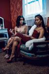 Kira noir en Jane wilde wilde lesbische poes likken op de bank