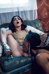 Kira noir en Jane wilde wilde lesbische poes likken op de bank