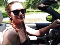 Siri dahl zuigt lul en neukt in verschillende posities