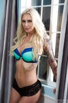 Brooke's stijve poesje uitgepakt en geneukt door een getatoeëerde hengst