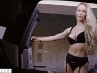 Nicole aniston glimlacht terwijl haar strakke kut hard wordt geboord