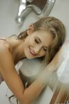 Tiffany Tatum is een mager blond porno ster poesje geneukt naar de ballen