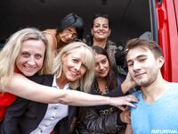 Nimphoman's majestueuze groep hard geneukt in de auto zou drinken de koko blond en renate de