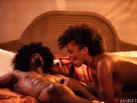 Krullen haar ebony alina ali hard geneukt in bed