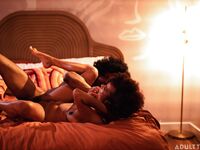 Krullen haar ebony alina ali hard geneukt in bed