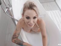 Tatoeage blond milf isabelle deltore zuigen Jordi's lul met sappige borsten in de badkamer