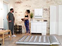 Victoria Sunshine is een donkerharige masseur met natuurlijke tieten voor de bebaarde man in de badkamer