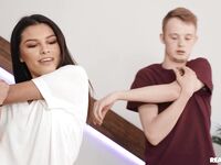 Kleine bruin haar reyna de la cruz vloer krijgt geneukt hard