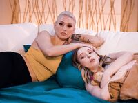 Kenzie Taylor en Lily Larimar genieten van elkaars scheerkutje likken