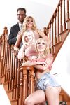 Glamur milf Briana banken deelt hun harde staart met schattige tiener natalia queen